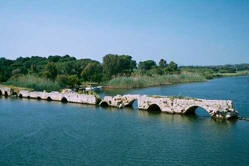 antike Römerbrücke bei Fertilia