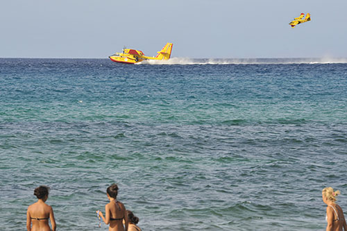 Löschflugzeuge am Strand