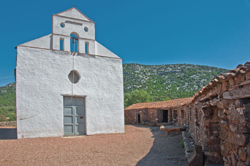 Su Golgo, Kirche San Pietro