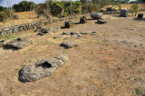 Nuraghe Losa, römische Grabanlagen