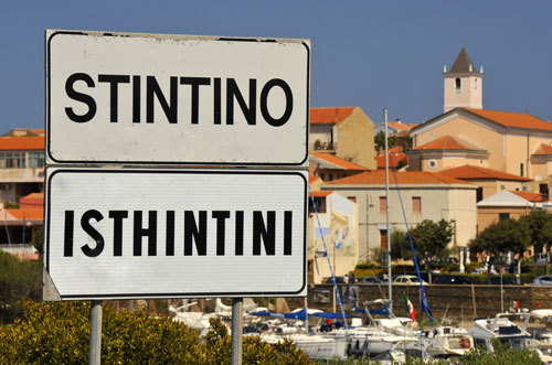Stintino, sardisches Ortsschild