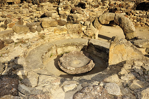 Nuraghe Su Nuraxi, im Dorf