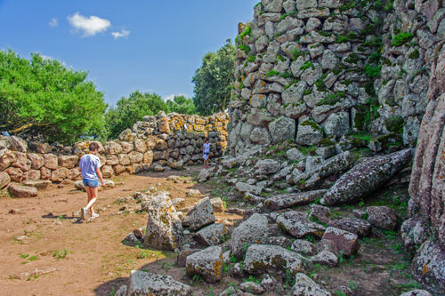 Nuraghe Arrubiu, Außenmauer