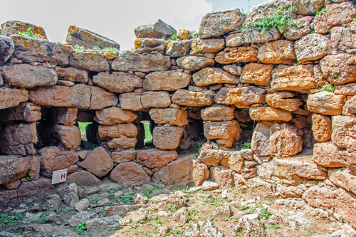 Nuraghe Arrubiu, Wehrmauer