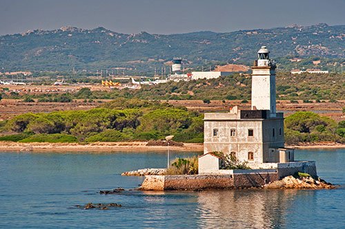 Olbia, Hafeneinfahrt und Flughafen