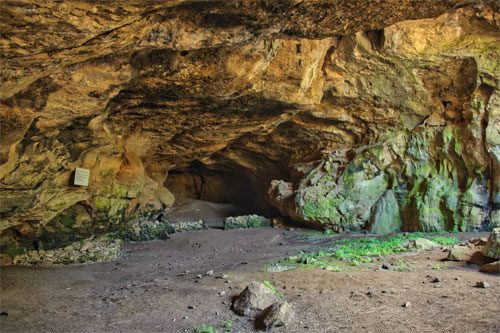 Höhle unterhalb des Nuraghe Serbissi